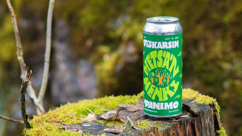 Gluteeniton Fiskarsin Panimon Metsän Henki -oluttölkki metsässä kuvattuna