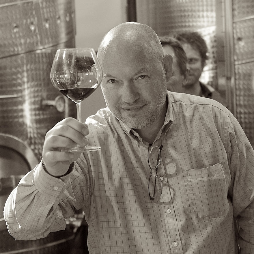 Alex Dale ja punaviinilasi kädessä