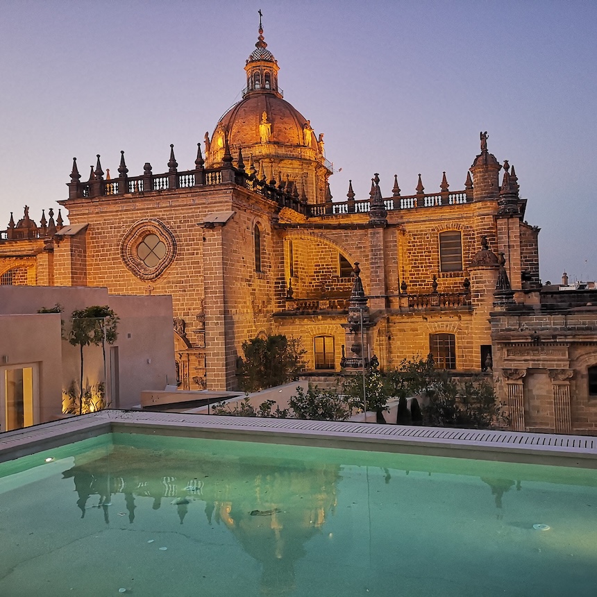 Tío Pepen oma hotelli Jerezissä, uima-allas ja taustalla katedraali