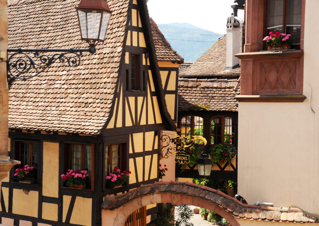 Näkymä alsacelaisen kylän perinteikkäistä taloista