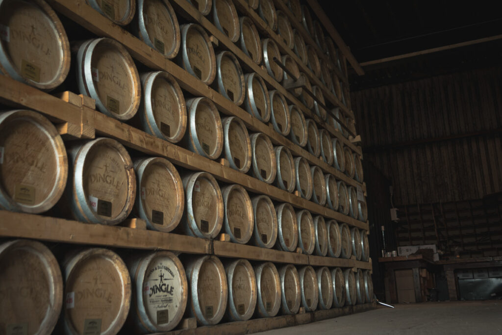 Valtavat rivit ja useat kerrokset Dingle Distilleryn kypsytystynnyreitä.