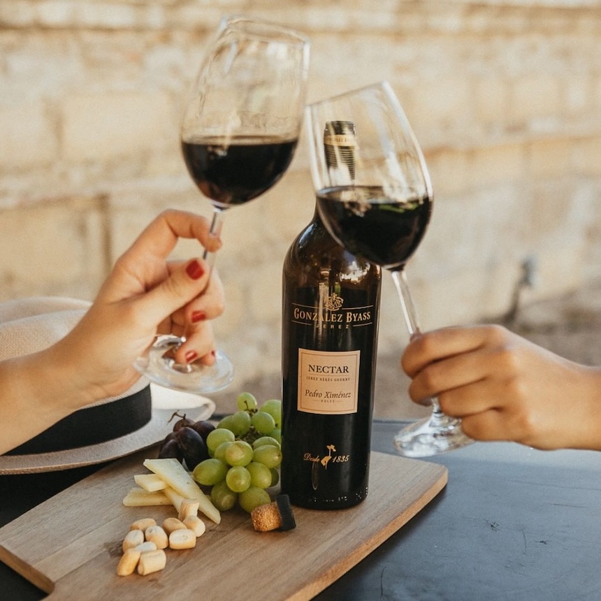 Jälkiruokaviini Nectar ja kaksi lasia sherryä
