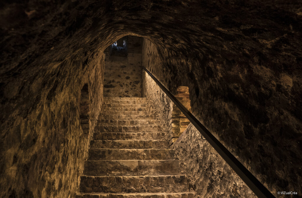 Todella vanhat kiviset portaat, jotka johtavat historialliseen käsinrakennettuun viinikellariin.