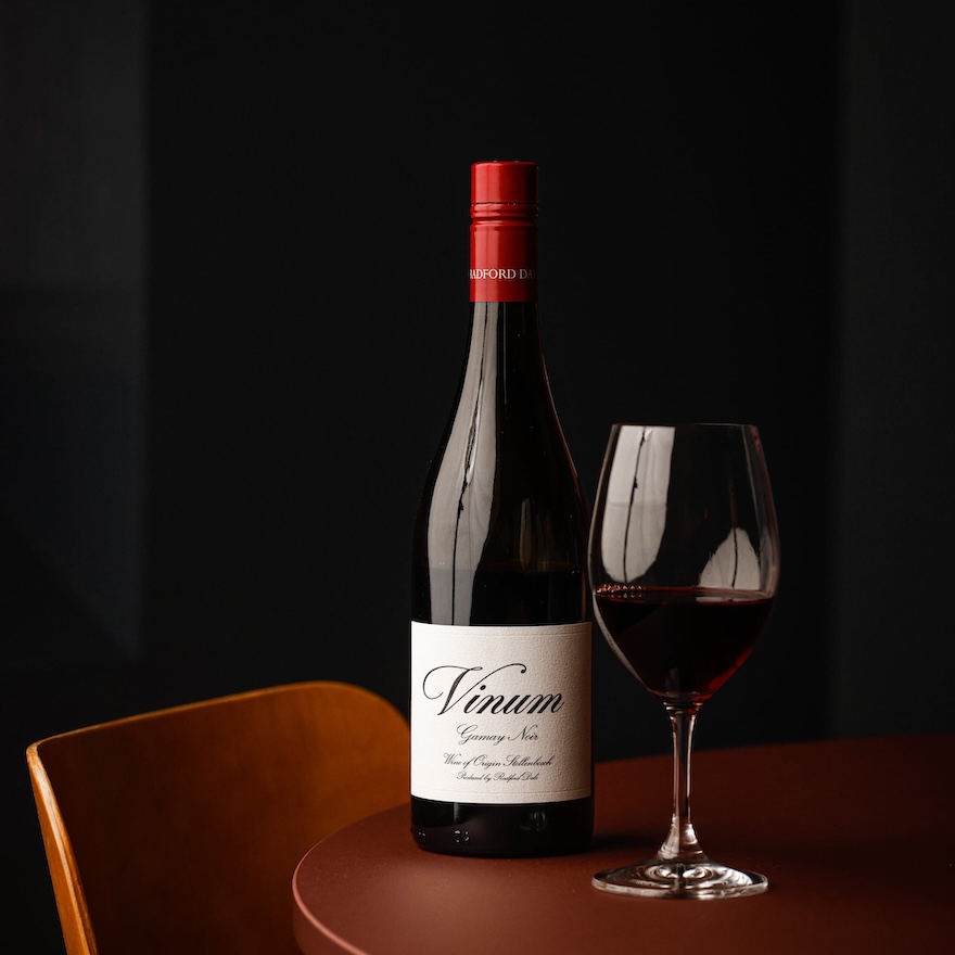 Kuva: Alexander Store Radford Dale Vinum -pullo ja punaviiniä lasissa Gamay-rypäleestä. Kuvaajana Alexander Store.