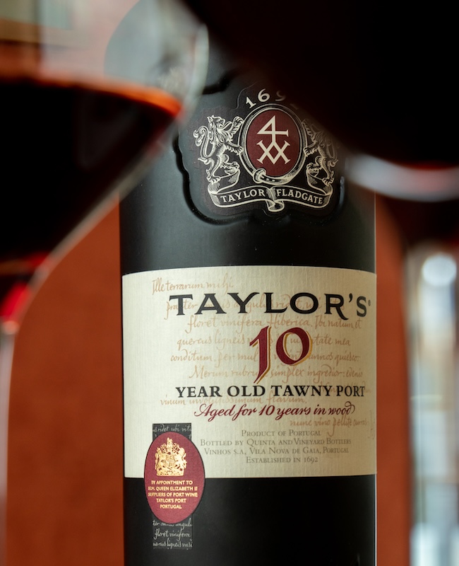 Tarylor's 10 vuotias tawny-portviinipullo ja lasi