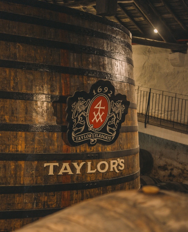 iso tammitynnyri ja Taylor's logo