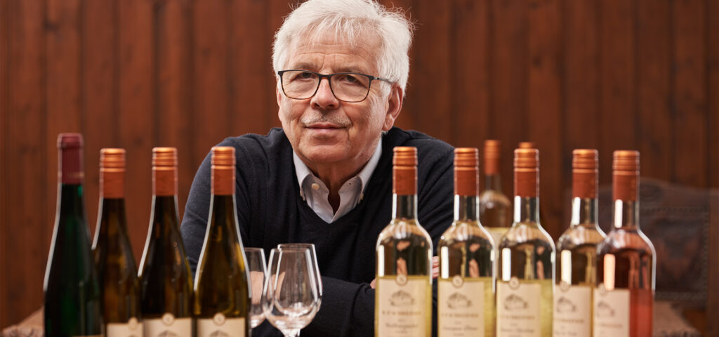 H.P. Schreiner viiniensä edessä