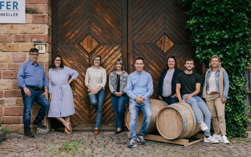 Viiniperheen eri sukupolvia samassa kuvassa.