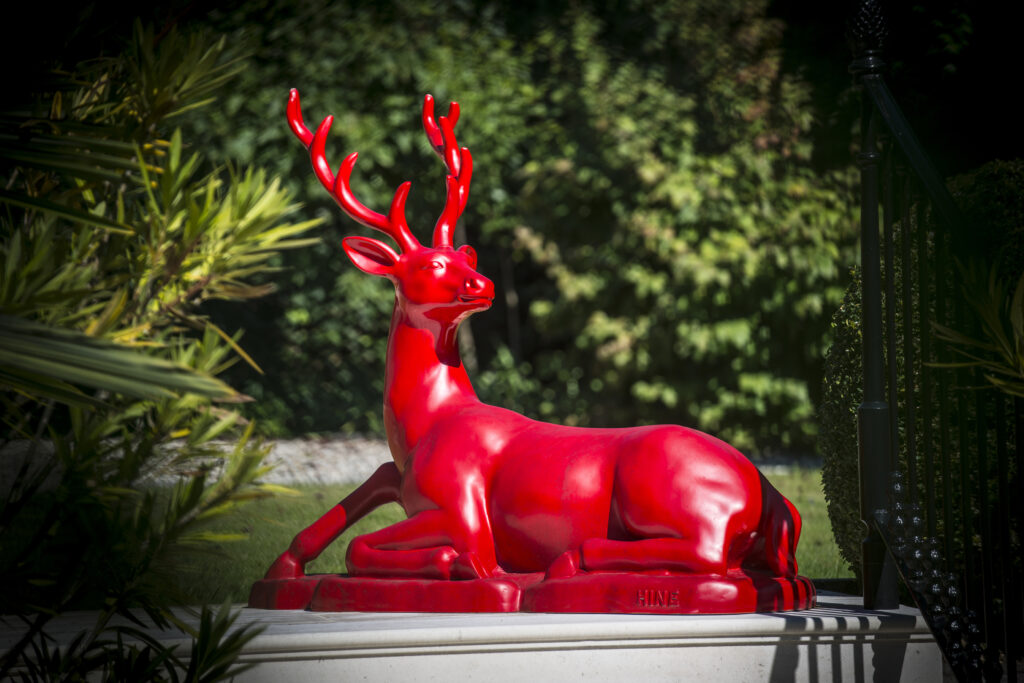 Punainen kaurisveistos on Hine Cognacin tunnus