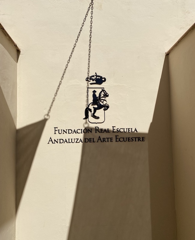 Andalusialaisen ratsastuskoulun logo Jerezissä