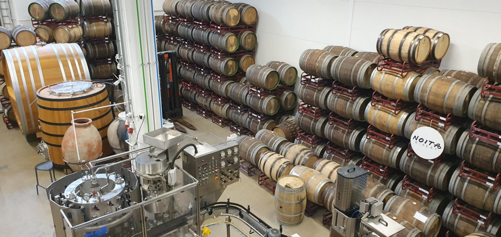 Fiskarsin Panimon tammitynnyririvistöjä yläviistosta kuvattuna