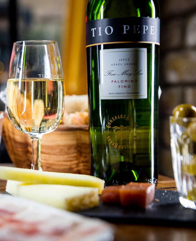 Tío Pepen sherryä ja leikkeleitä, juustoa ja oliiveja